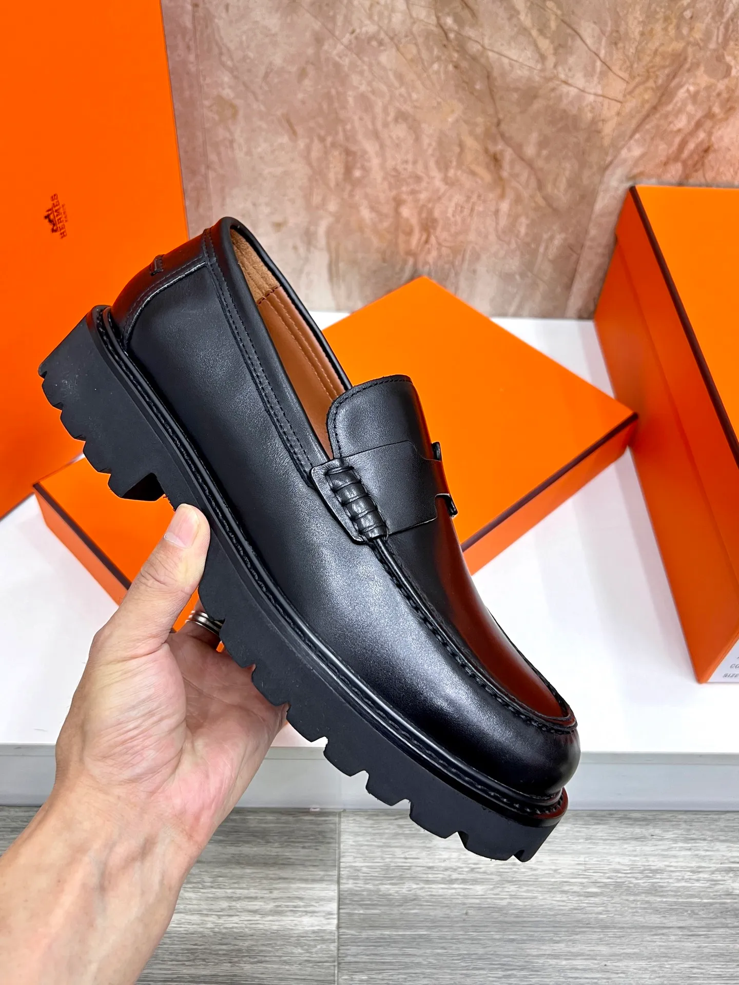 Original order quality P840 Brand: Hermès Standard code: Men's code: 39.40.41.42.43.44. (38.45 custom-made Grade: Same as the official website Original order quality Material: Original cowhide Original breathable cowhide lining Original outsole Style category: Men's fashionable casual leather shoes Color: Actual picture